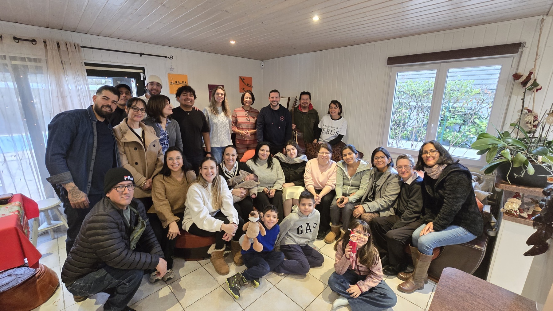 Des membres de l'église échangent après une rencontre