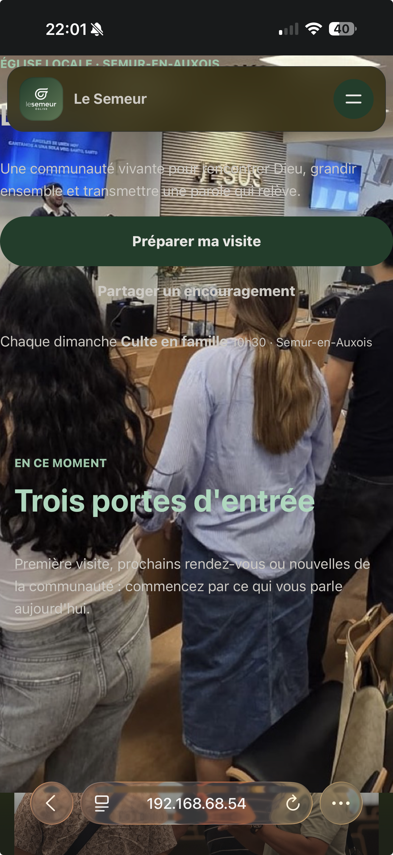 Enfants pendant une sortie de l'église