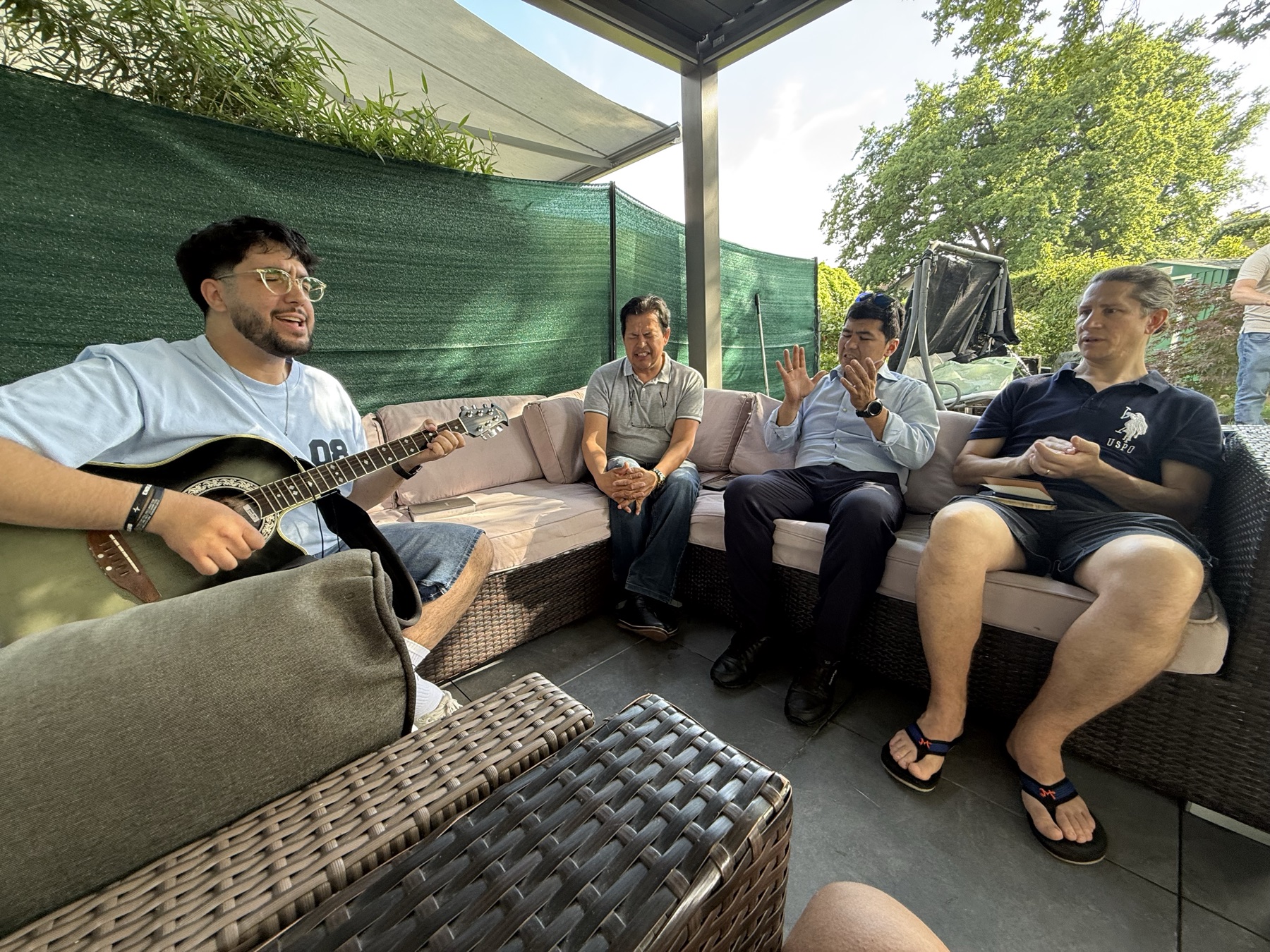 Jeune musicien pendant une rencontre